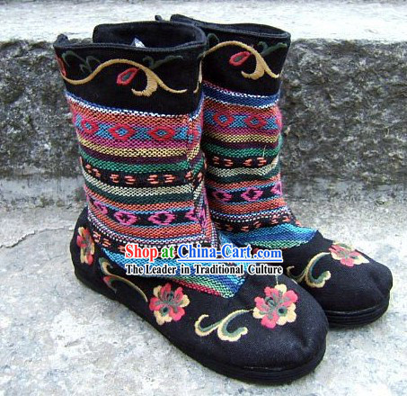 Chinese Traditional Handmade Yunnan Embroidered Cloth Shoes Boots