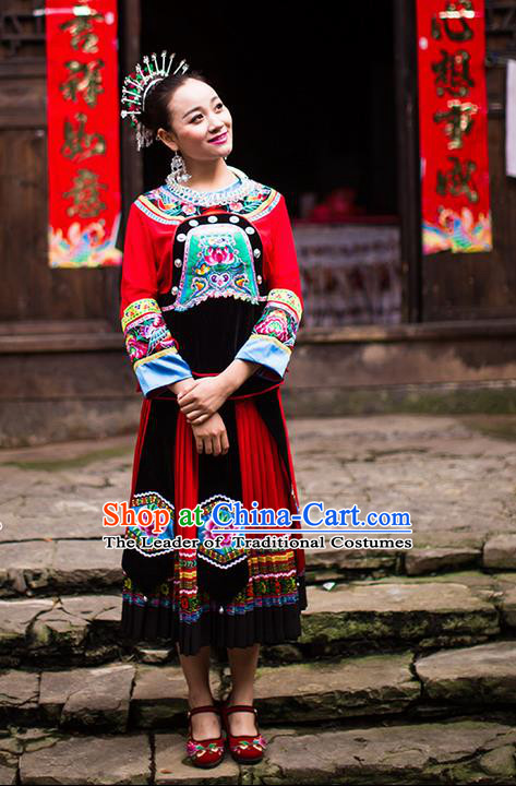 Traditional Chinese Miao Nationality Dancing Costume Accessories Necklace, Female Folk Dance Ethnic Pleated Skirt and Headwear, Chinese Minority Nationality Embroidery Costume and Hat for Women