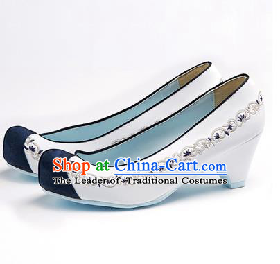 Traditional Korean National Wedding Shoes Blue Head Embroidered Shoes, Asian Korean Hanbok Embroidery White High-heeled Court Shoes for Women