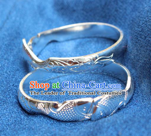 Traditional Chinese Miao Nationality Crafts Jewelry Accessory Bangle, Hmong Handmade Miao Silver Bracelet, Miao Ethnic Minority Double Fish Bracelet Accessories for Women