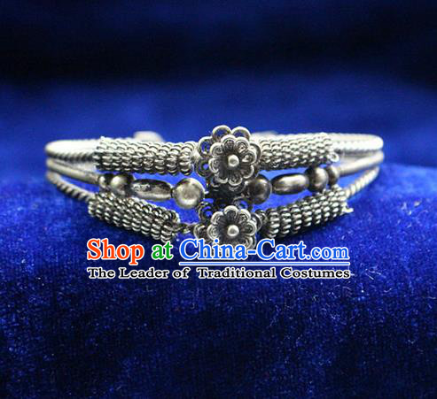 Traditional Chinese Miao Nationality Crafts Jewelry Accessory Bangle, Hmong Handmade Miao Silver Flowers Bracelet, Miao Ethnic Minority Silver Bracelet Accessories for Women