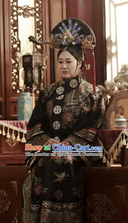 Chinese Ancient Qing Dynasty Manchu Empress Dowager Xiao Zhuang Embroidered Historical Costume for Women