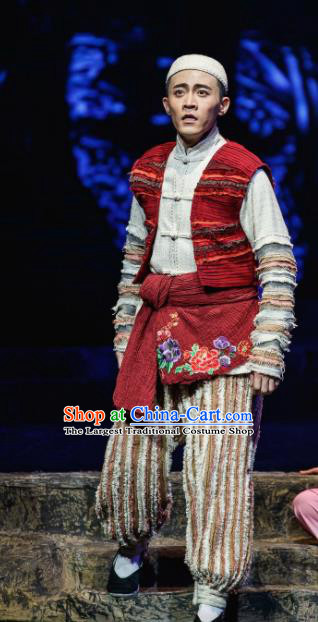 Flowers and Trumpeter Traditional Chinese Hui Nationality Stage Performance Costumes and Headwear for Men