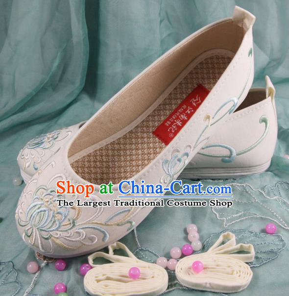 Chinese Handmade Embroidered Chrysanthemum White Cloth Shoes Traditional Ming Dynasty Hanfu Shoes Princess Shoes for Women