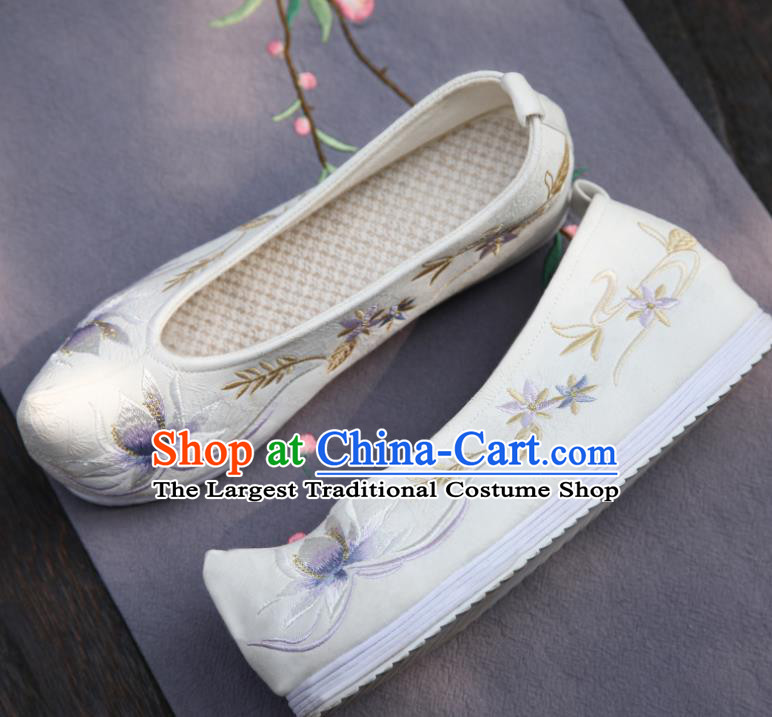 Traditional China Embroidered Lotus White Shoes Handmade Shoes National Shoes Cloth Shoes