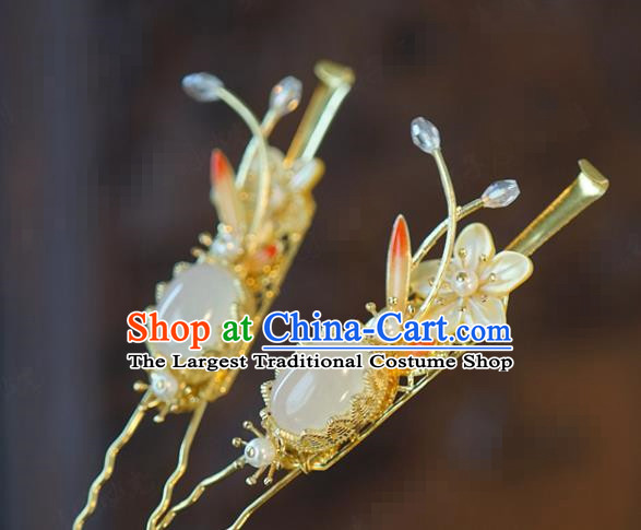 China Traditional Wedding Shell Plum Hair Stick Xiuhe Suit Hair Accessories Bride Chalcedony Hairpin