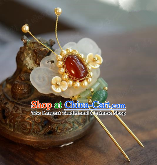 China Ancient Bride Jade Butterfly Hair Stick Traditional Xiuhe Suit Hair Accessories Wedding Pearls Hairpin