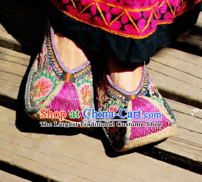 Asian Chinese National Shoes Handmade Embroidery Cloth Shoes Embroidered Shoes Traditional Yunnan Ethnic Shoes for Women