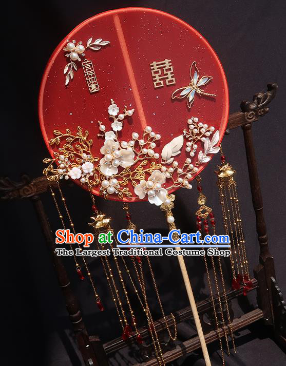 China Traditional Wedding Opal Dragonfly Fan Classical Hanfu Red Silk Fan Handmade Shell Flowers Palace Fan