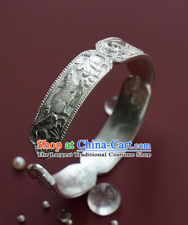 China Traditional National Carving Squirrel Grape Bangle Jewelry Handmade Silver Bracelet Accessories