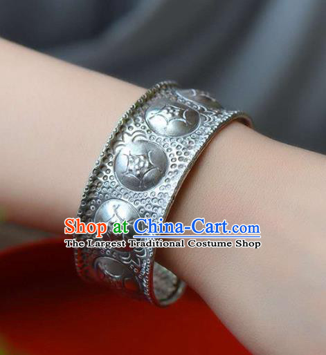 China Handmade Silver Carving Cloud Bracelet Traditional Jewelry Accessories National Ethnic Bangle