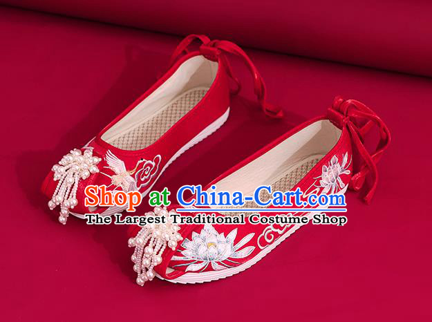 China Red Embroidered Epiphyllum Shoes Traditional National Cloth Shoes Classical Beads Tassel Shoes