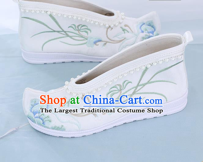 China Traditional Ming Dynasty Princess Shoes Embroidered Shoes National White Cloth Shoes