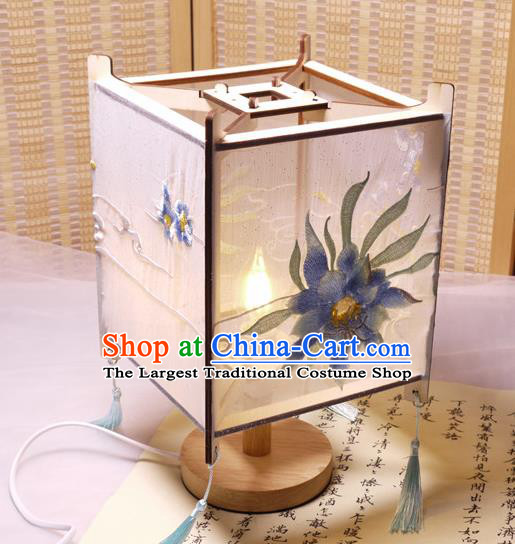 China Classical White Cloth Palace Lantern Traditional Spring Festival Desk Lantern Handmade Embroidered Epiphyllum Lamp