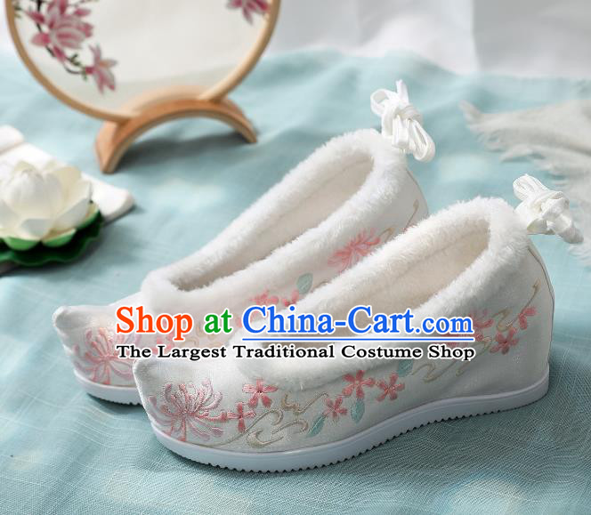 China Ming Dynasty Hanfu Shoes Classical White Cloth Shoes Traditional Embroidered Manjusaka Shoes