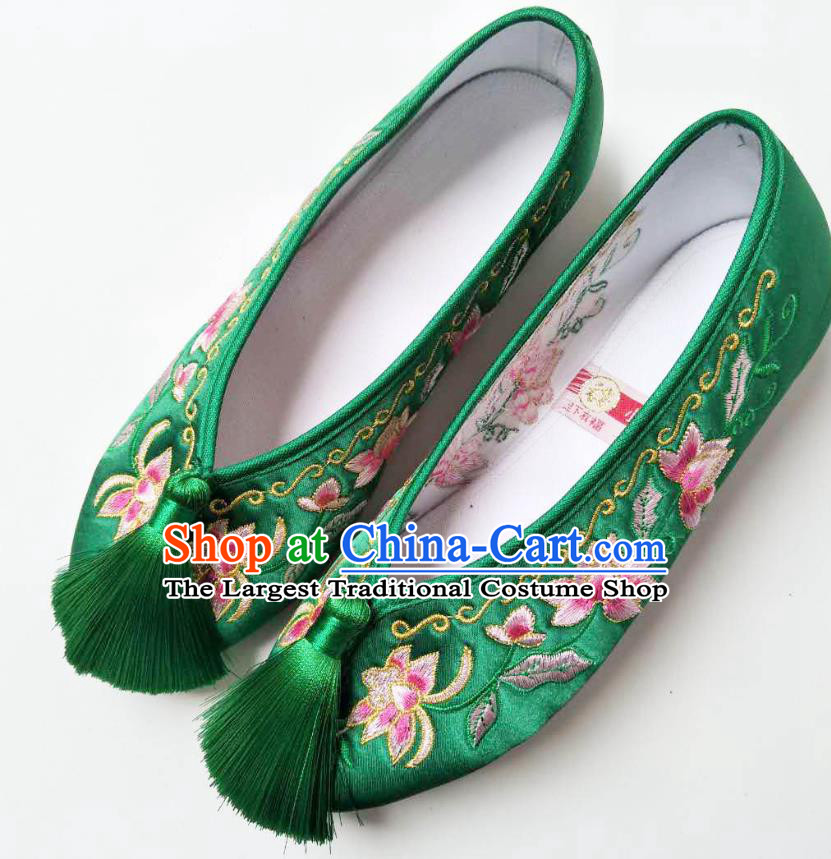 China Classical Xiuhe Shoes Traditional Embroidered Flowers Shoes Wedding Green Satin Shoes