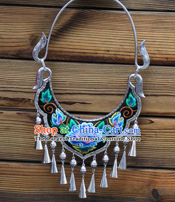 China Traditional Yi Minority Folk Dance Silver Necklace Handmade Ethnic Embroidered Blue Peony Necklet Accessories