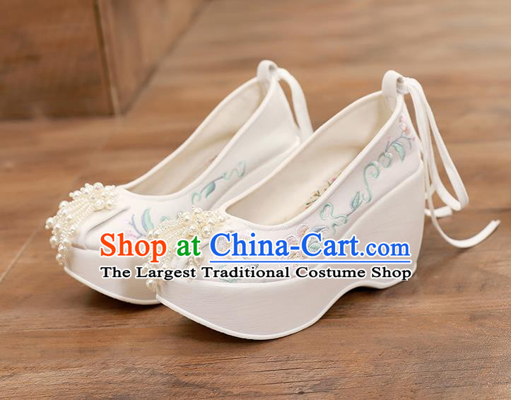 China Traditional Cheongsam Wedge Heel Shoes National Embroidered White Shoes