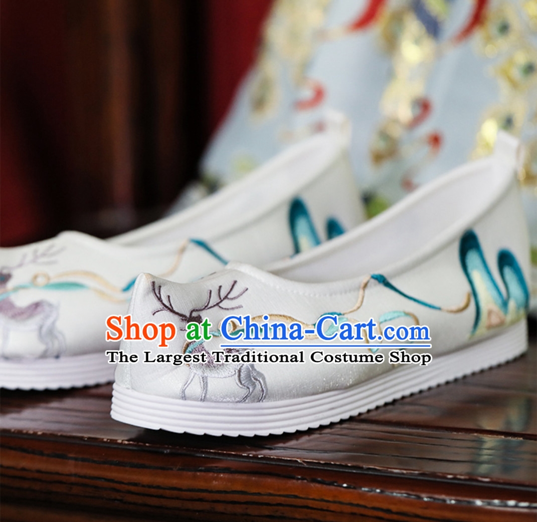 Chinese Traditional Handmade Embroidered Mountain and Deer Shoes