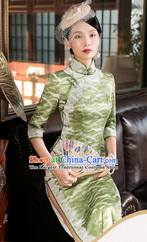 China Classical Shanghai Young Beauty Slant Opening Cheongsam Traditional Minguo Light Green Silk Qipao Dress