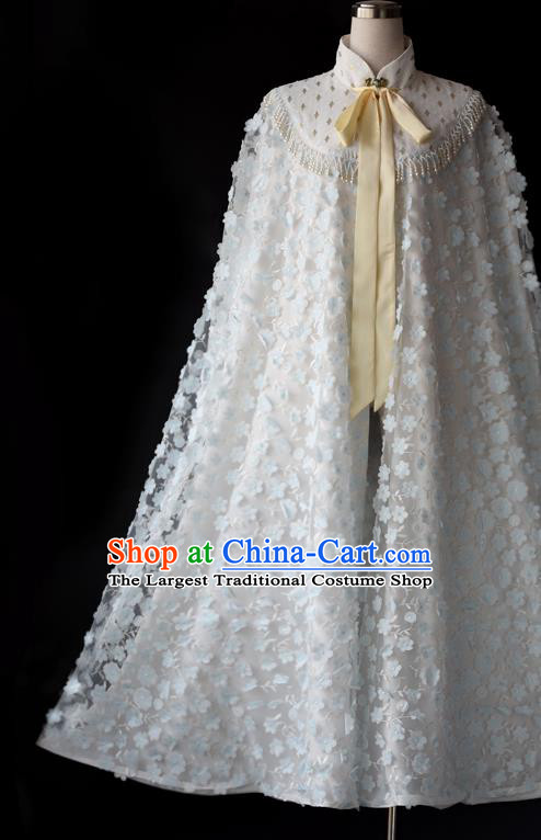 China Ancient Young Beauty White Cloak Traditional Ming Dynasty Noble Lady Cape Clothing