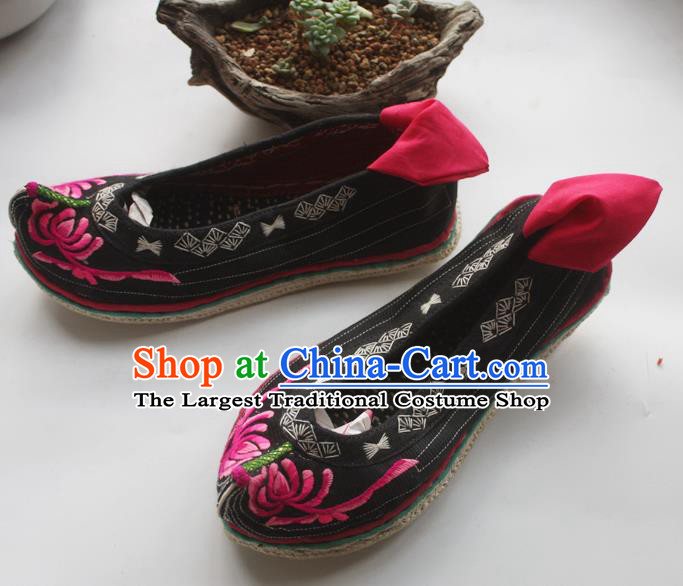 Chinese Traditional Yi Ethnic Woman Shoes National Strong Cloth Soles Shoes Handmade Black Satin Embroidered Shoes