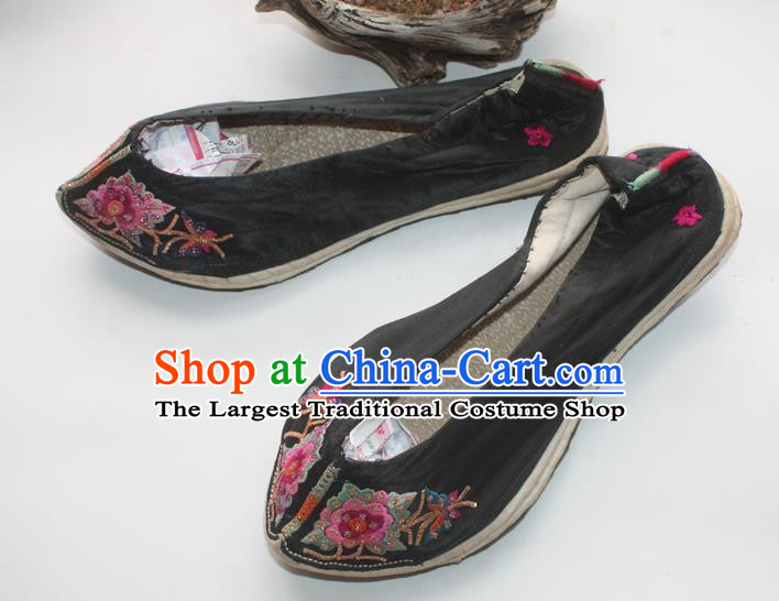 Chinese National Ethnic Strong Cloth Soles Shoes Handmade Black Embroidered Shoes Traditional Yunnan Yi Nationality Woman Shoes