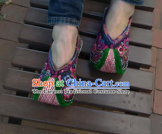 Chinese Traditional National Shoes Yunnan Ethnic Embroidered Shoes Court Cloth Shoes