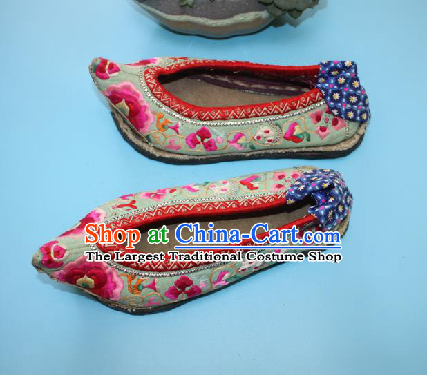 Chinese Traditional White Embroidered Shoes Handmade Bai Nationality Woman Shoes Yunnan Folk Dance Shoes