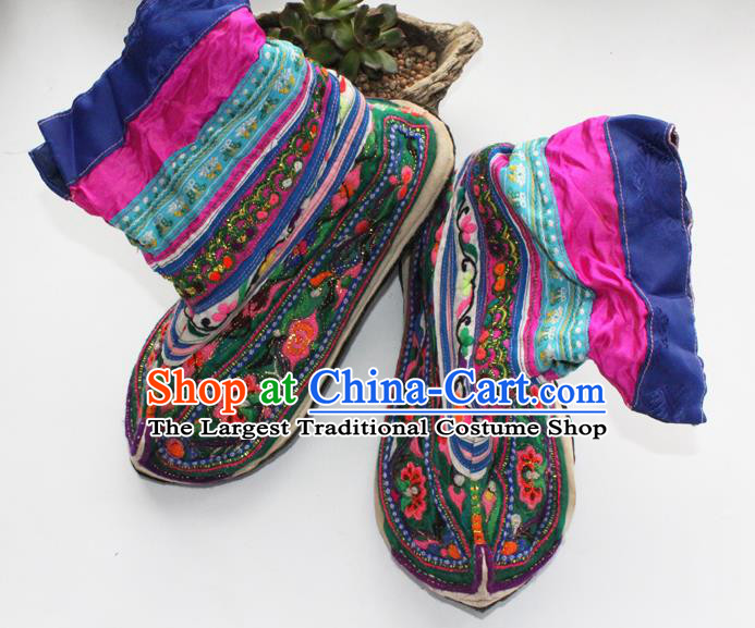 China Handmade Yi Nationality Shoes Yunnan Embroidered Green Satin Boots